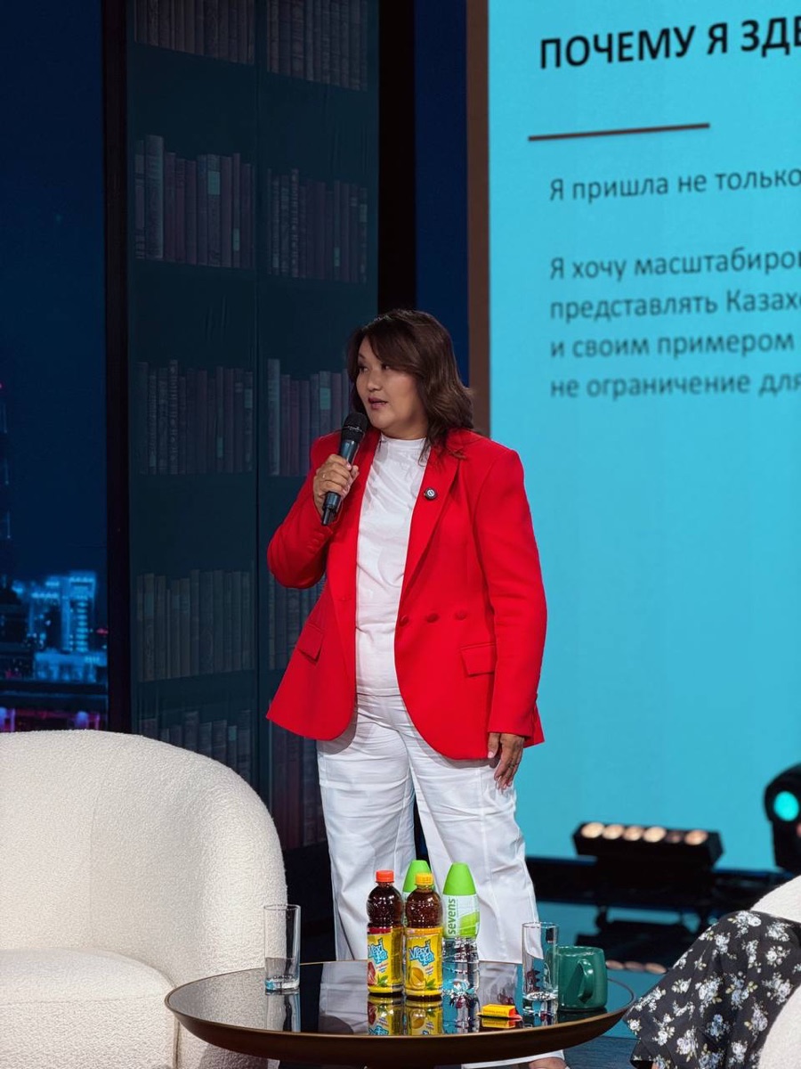 Гульнар Хамитова выступает на сцене с микрофоном